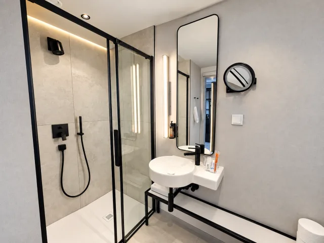 Badezimmer mit Dusche
