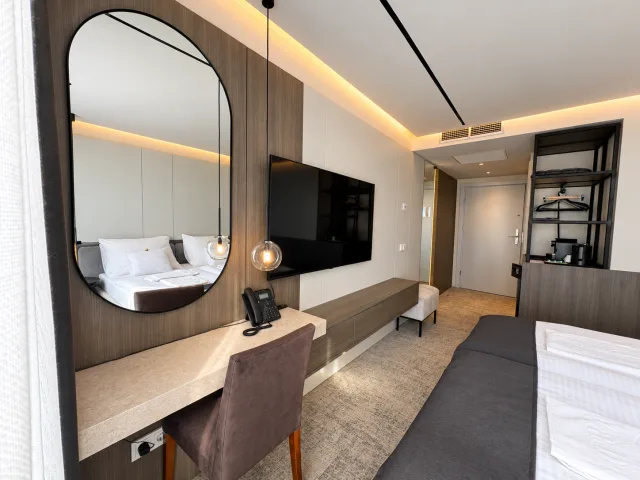 Zimmer mit Spiegel und Tisch
