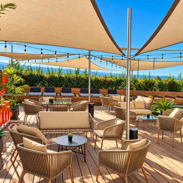 Dachterrasse mit Sonnensegeln