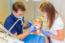 Mundhygienische Behandlung (Zahnsteinentfernung mit Polieren)
